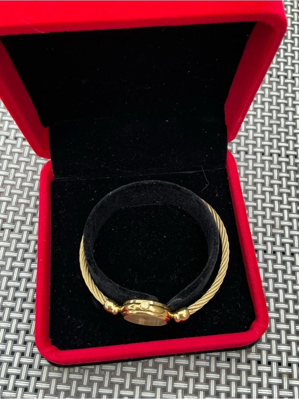 Gucci Gold-Tone Watch with Mother-of-Pearl Dial🌟 - Picture 6 of 9